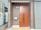 居住者の帰り、訪れる方を優しく迎え、やすらぎに満ちた生活空間を予感させる。健やかな暮らしを楽しめそう。
