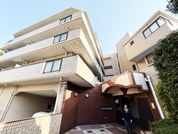 マンション外観。生活利便性に優れた立地環境。