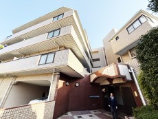 マンション外観。生活利便性に優れた立地環境。