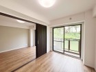 明るくあたたかな居室では、朝の目覚めも気持ちよく起きられます。