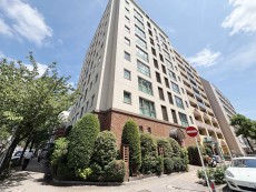 爽やかな青空の下に贅沢なほどに降り注ぐ陽光、豊かな居住性と、クオリティが見事に調和した住空間は、住まうことの喜びを感じさせてくれ