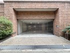 敷地内駐車場がございます。空き状況等に関しましてはお気軽にお問い合わせください。