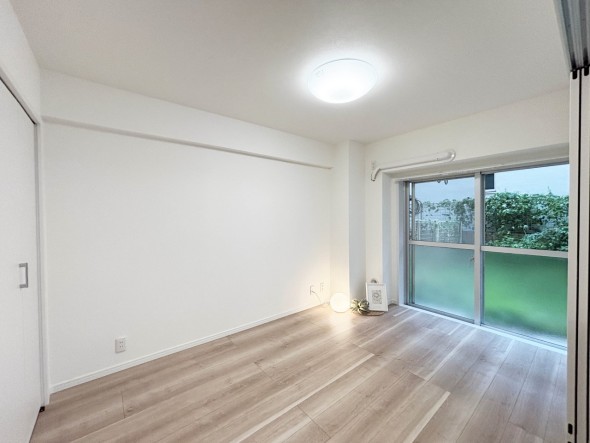 洋室5.8帖。フローリングの部屋は清潔感があり、日々のお掃除も楽で助かります。