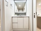 真っ白な洗面台で、気持ちの良い朝を迎えられそうです。