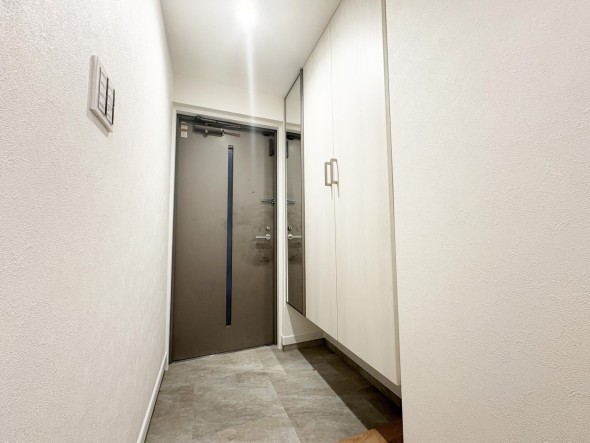 収納豊富な玄関。姿見があるので出かける前の身だしなみチェックができます。