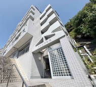 爽やかな青空の下に贅沢なほどに降り注ぐ陽光、豊かな居住性と、クオリティが見事に調和した住空間は、住まうことの喜びを感じさせてくれ
