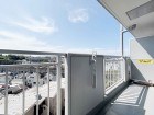 日差しの差し込むバルコニー