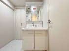 真っ白な洗面台で、気持ちの良い朝を迎えられそうです。