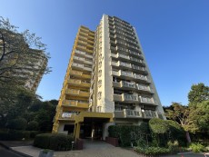 爽やかな青空の下に贅沢なほどに降り注ぐ陽光、豊かな居住性と、クオリティが見事に調和した住空間は、住まうことの喜びを感じさせてくれ