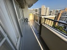 日差しの差し込むバルコニー