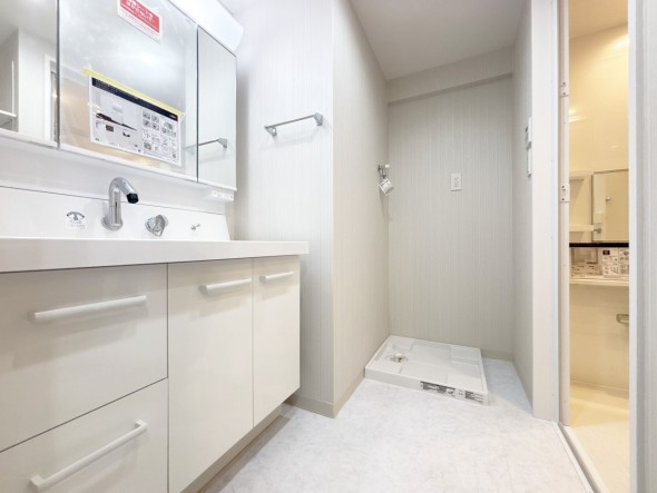 脱衣スペースを含む空間はゆとりの広さ。