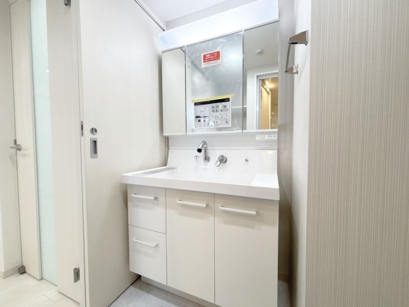 十分な大きさの洗面台は、身だしなみチェックや歯磨きなど、朝の慌ただしい時間でも余裕とゆとりを感じて頂けます。