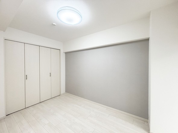 一日の疲れをいやしてくれる主寝室。時を忘れて過ごす場所として過ごせるお部屋です。