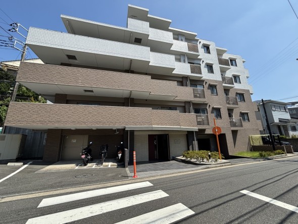 爽やかな青空の下に贅沢なほどに降り注ぐ陽光、豊かな居住性と、クオリティが見事に調和した住空間は、住まうことの喜びを感じさせてくれ