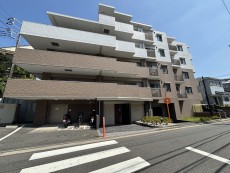 爽やかな青空の下に贅沢なほどに降り注ぐ陽光、豊かな居住性と、クオリティが見事に調和した住空間は、住まうことの喜びを感じさせてくれ