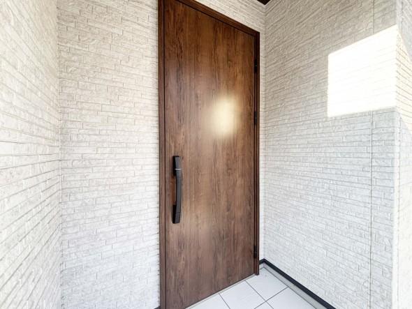 居住者の帰り、訪れる方を優しく迎え、やすらぎに満ちた生活空間を予感させる。健やかな暮らしを楽しめそう。