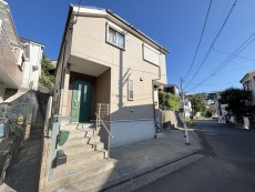 爽やかな青空の下に贅沢なほどに降り注ぐ陽光、豊かな居住性と、クオリティが見事に調和した住空間は、住まうことの喜びを感じさせてくれ