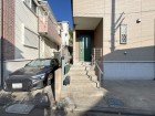 お客様をお迎えする玄関は落ち着いた雰囲気。
