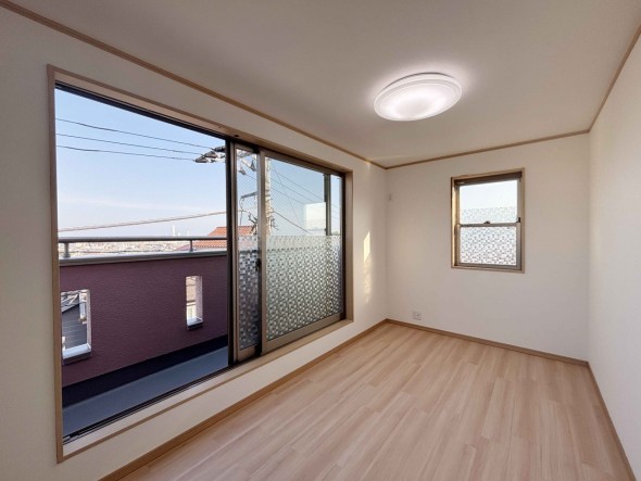 フローリングの部屋は清潔感があり、日々のお掃除も楽で助かりますね！