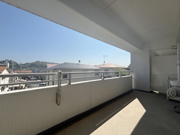 日差しの差し込むバルコニー
