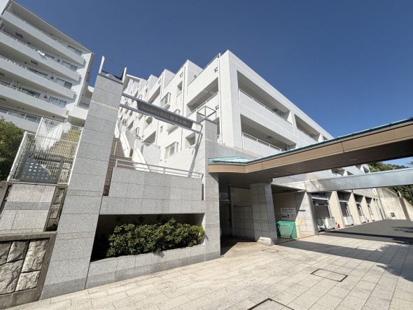 爽やかな青空の下に贅沢なほどに降り注ぐ陽光、豊かな居住性と、クオリティが見事に調和した住空間は、住まうことの喜びを感じさせてくれ