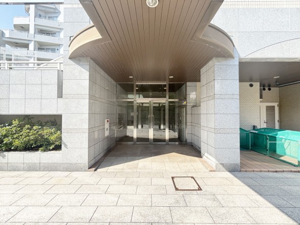 お客様をお迎えする玄関は落ち着いた雰囲気。帰り着くたびに洗練されたテイストの空間に迎えられ誇りと喜びを感じる玄関まわりです。