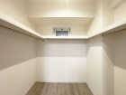 たっぷり入るウォークインクローゼットは奥行きがあるのでたくさん収納できます。