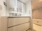 十分な大きさの洗面台は、身だしなみチェックや歯磨きなど、朝の慌ただしい時間でも余裕とゆとりを感じて頂けます。