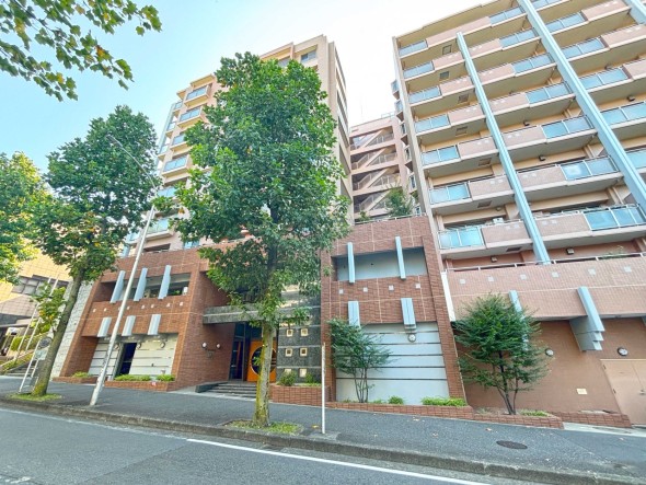 マンション外観。生活利便性に優れた立地環境。