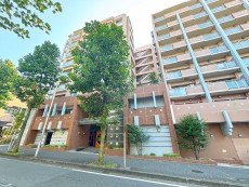 マンション外観。生活利便性に優れた立地環境。