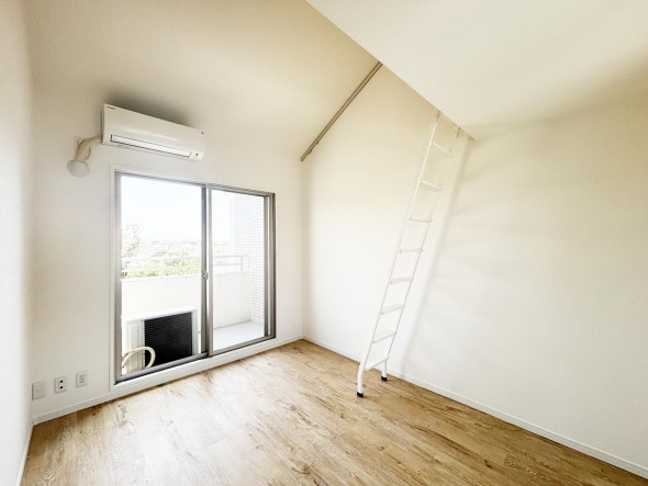 洋室6.1帖。フローリングの部屋は清潔感があり、日々のお掃除も楽で助かります。
