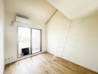 洋室6.1帖。フローリングの部屋は清潔感があり、日々のお掃除も楽で助かります。