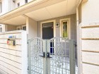 戸建感覚の玄関ポーチ付き。