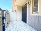 広々とした玄関。自転車・バイク駐車可能です。