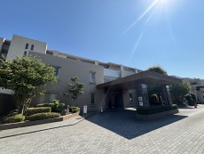爽やかな青空の下に贅沢なほどに降り注ぐ陽光、豊かな居住性と、クオリティが見事に調和した住空間は、住まうことの喜びを感じさせてくれ