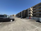 敷地内駐車場がございます。空き状況等に関しましてはお気軽にお問い合わせください。