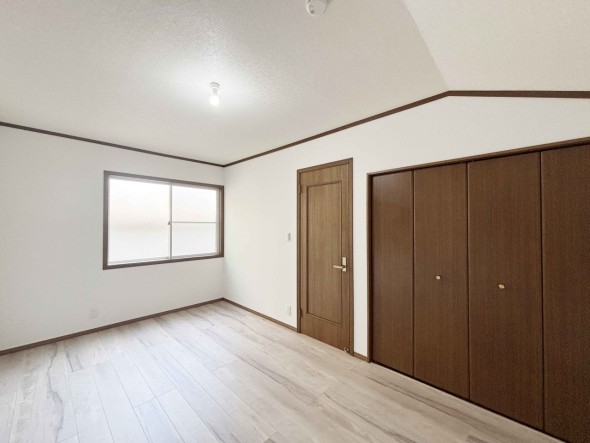 フローリングの部屋は清潔感があり、日々のお掃除も楽で助かりますね！