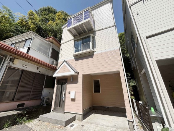 爽やかな青空の下に贅沢なほどに降り注ぐ陽光、豊かな居住性と、クオリティが見事に調和した住空間は、住まうことの喜びを感じさせてくれ