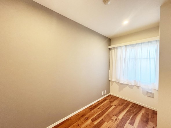 洋室4帖。フローリングの部屋は清潔感があり、日々のお掃除も楽で助かります。