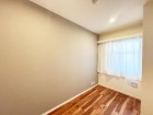 洋室4帖。フローリングの部屋は清潔感があり、日々のお掃除も楽で助かります。