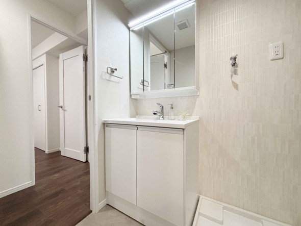 真っ白な洗面台で、気持ちの良い朝を迎えられそうです。