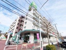 マンション外観。生活利便性に優れた立地環境。