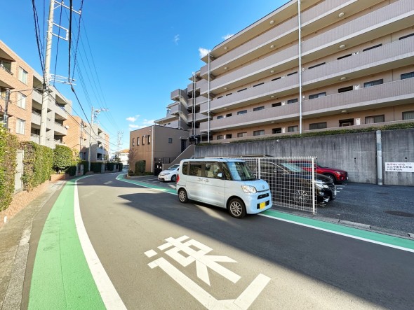 最戸2丁目公園が隣接、その向かいには別所3丁目公園がございます。