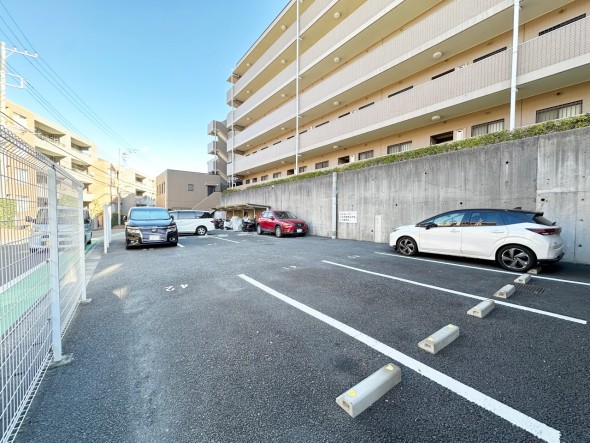 敷地内に駐車場がございます。空き状況等に関しましてはお気軽にお問い合わせください。