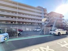 マンション外観。生活利便性に優れた立地環境。