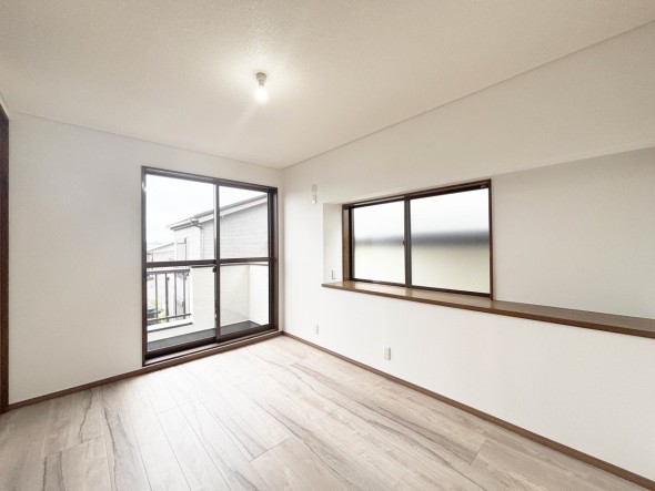 洋室6帖。フローリングの部屋は清潔感があり、日々のお掃除も楽で助かりますね！
