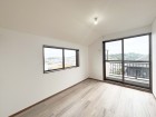 洋室6.5帖。明るくあたたかな居室では、朝の目覚めも気持ちよく起きられます。