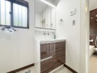 十分な大きさの洗面台は、身だしなみチェックや歯磨きなど、朝の慌ただしい時間でも余裕とゆとりを感じて頂けます。