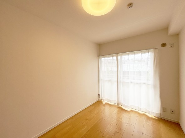 洋室4.8帖。フローリングの部屋は清潔感があり、日々のお掃除も楽で助かります。