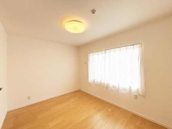 洋室6帖。一日の疲れをいやしてくれる主寝室。時を忘れて過ごす場所として過ごせるお部屋です。